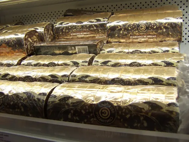 Foto von Traditionelle Schokoladensalami (Salame di cioccolato) – fertig angerichtet