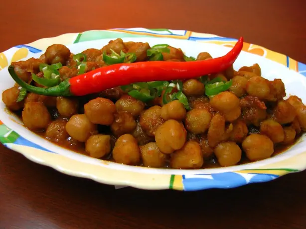 Foto von Chana Masala (Indisches Kichererbsen-Curry) – fertig angerichtet