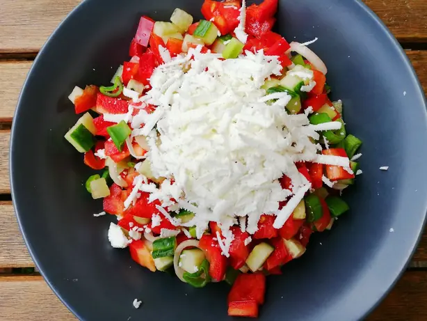 Foto von Schopska-Salat (Original Bulgarisch) – fertig angerichtet
