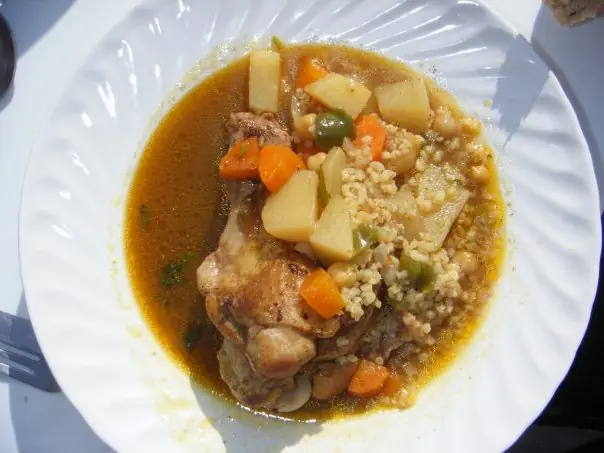 Foto von Klassische Chorba (Orientalische Lamm-Gemüsesuppe) – fertig angerichtet