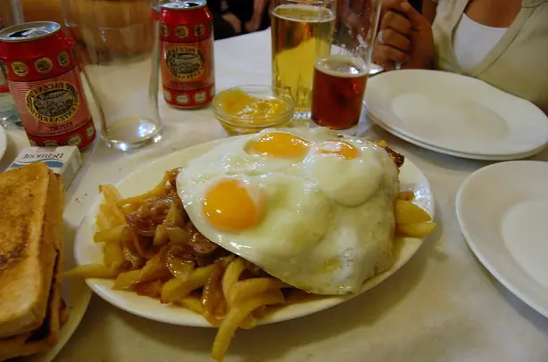 Foto von Chorrillana – Der chilenische Pommes-Berg – fertig angerichtet