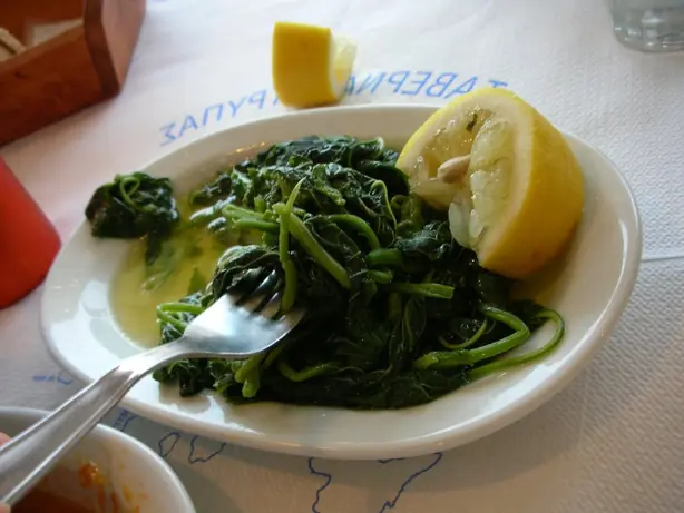 Foto von Chorta – Griechischer Wildkräutersalat – fertig angerichtet