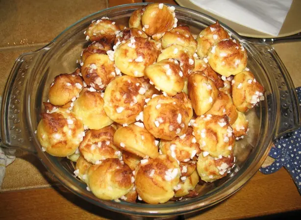 Foto von Chouquettes – Französische Brandteig-Bällchen mit Hagelzucker – fertig angerichtet