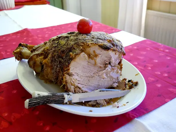 Foto von Klassischer Weihnachtsschinken mit Honig-Senf-Glasur – fertig angerichtet