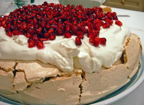 Foto von Klassische Pavlova mit Sommerfrüchten – fertig angerichtet