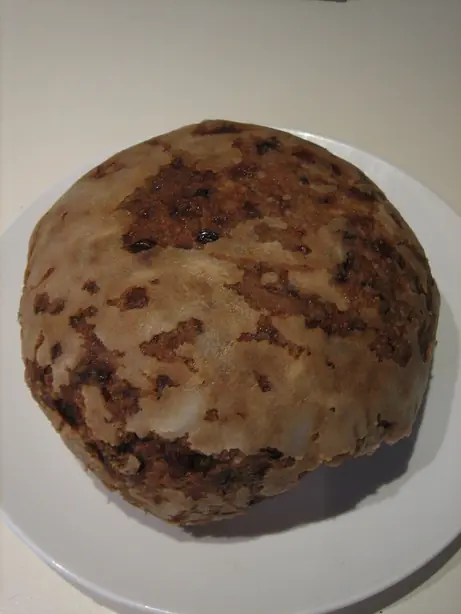 Foto von Traditioneller britischer Christmas Pudding (Plum Pudding) – fertig angerichtet