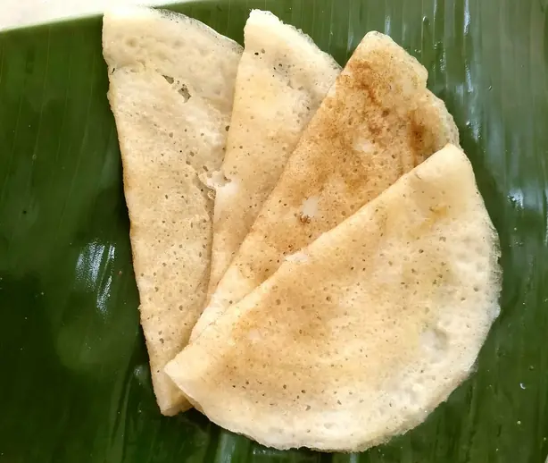 Foto von Chakuli Pitha (Odia Reispfannkuchen) – fertig angerichtet