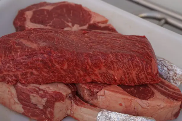 Foto von Brasilianisches Churrasco (Picanha am Spieß) – fertig angerichtet