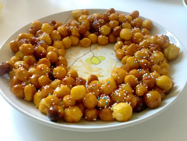 Foto von Cicerchiata – Traditionelles italienisches Honiggebäck – fertig angerichtet