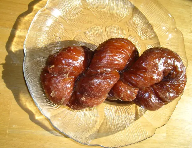 Foto von Klassische French Crullers (Brandteig-Kringel) – fertig angerichtet