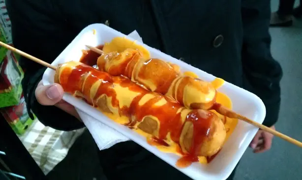 Foto von Klassischer Corn Dog (Mais-Hot-Dog am Stiel) – fertig angerichtet