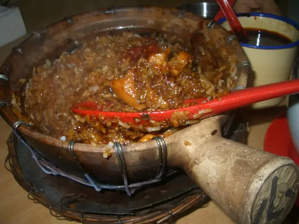 Foto von Klassisches Claypot Chicken Rice (Tontopf-Hühnchenreis) – fertig angerichtet