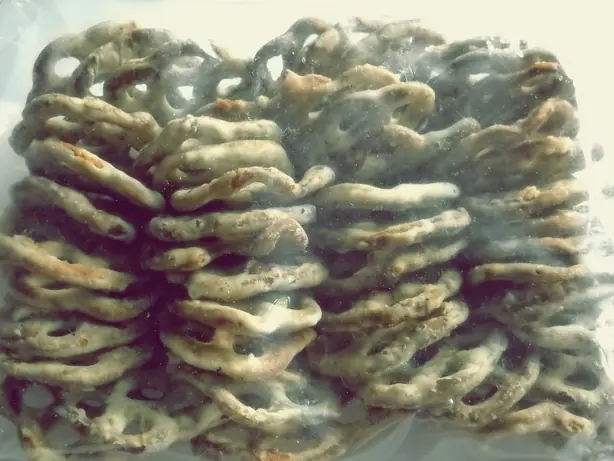 Foto von Kuih Cincin (Malaysisches Ring-Gebäck) – fertig angerichtet