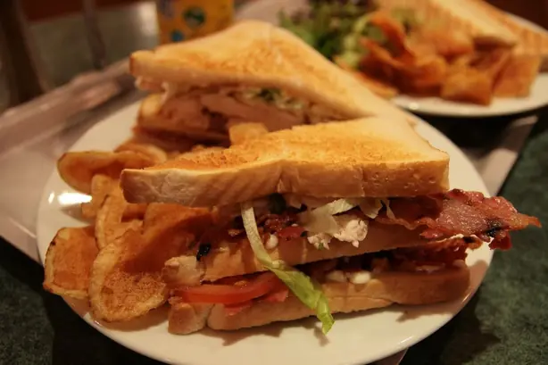 Foto von Klassisches Club-Sandwich – fertig angerichtet