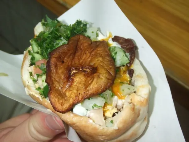 Foto von Sabich (Israelisches Auberginen-Sandwich) – fertig angerichtet
