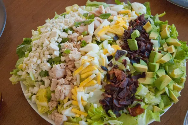 Foto von Klassischer Cobb Salad „Brown Derby Style“ – fertig angerichtet