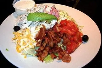 Foto von Klassischer Cobb Salad – fertig angerichtet