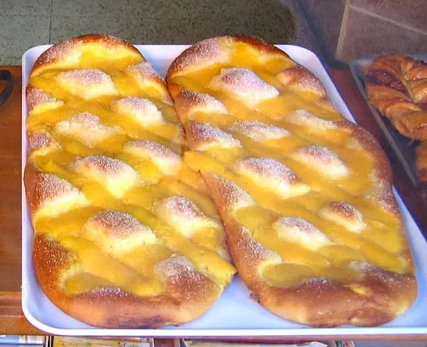 Foto von Katalanische Coca de Sant Joan – fertig angerichtet