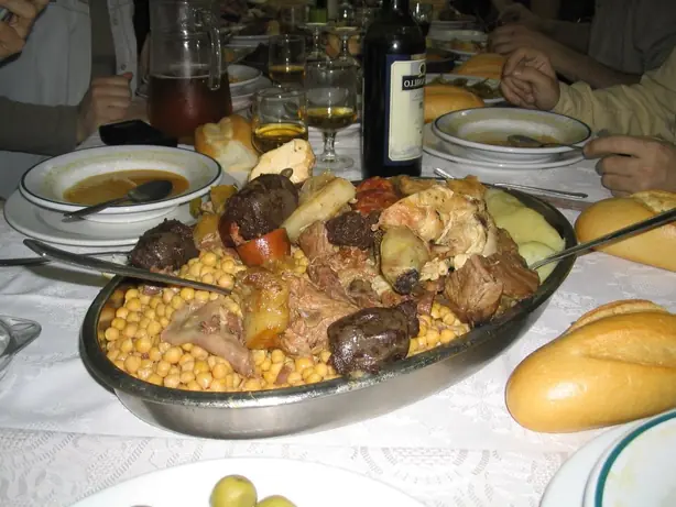 Foto von Cocido Madrileño (Klassischer Madrider Kichererbseneintopf) – fertig angerichtet