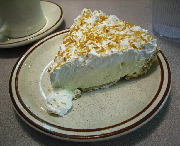 Foto von Klassische Kokosnuss-Creme-Torte (Coconut Cream Pie) – fertig angerichtet