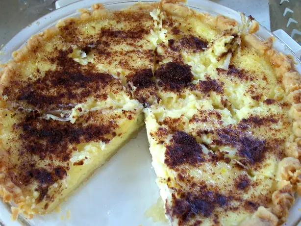 Foto von Klassische Eierpudding-Tarte (Custard Pie) – fertig angerichtet