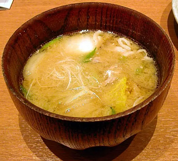 Foto von Butajiru (Herzhafte japanische Schweinefleisch-Miso-Suppe) – fertig angerichtet
