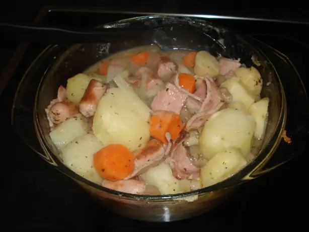 Foto von Dublin Coddle (Traditioneller irischer Würstchen-Eintopf) – fertig angerichtet