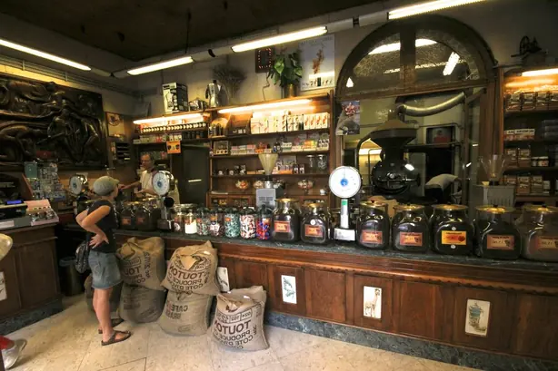Foto von Klassischer italienischer Caffè (Mokka-Kanne) – fertig angerichtet
