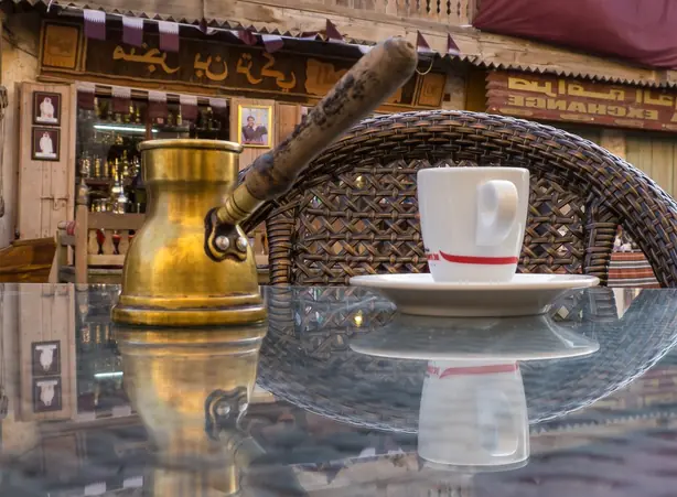Foto von Arabischer Kaffee (Qahwa) – fertig angerichtet