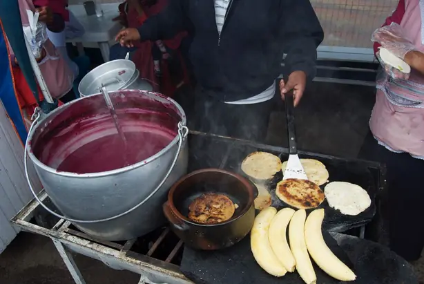 Foto von Colada Morada (Traditionelles ecuadorianisches Beeren-Mais-Getränk) – fertig angerichtet