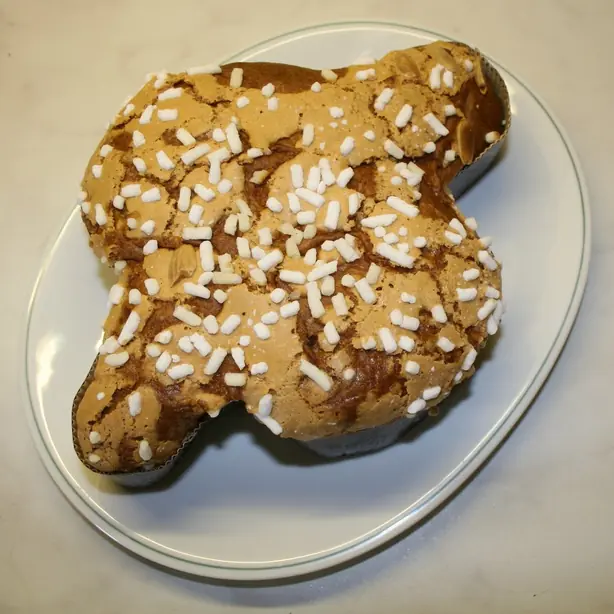 Foto von Colomba Pasquale – Traditionelle italienische Ostertaube – fertig angerichtet