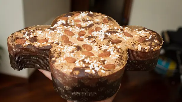 Foto von Colomba di Pasqua – Traditionelle italienische Ostertaube – fertig angerichtet