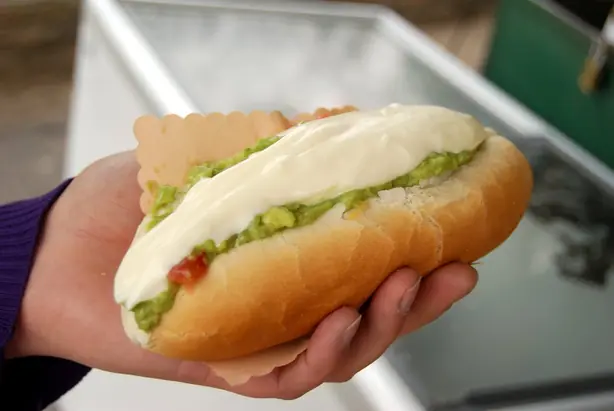 Foto von Chilean Completo (Der ultimative chilenische Hot Dog) – fertig angerichtet