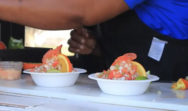 Foto von Bahamaisches Chicken Souse (Limetten-Hühnereintopf) – fertig angerichtet