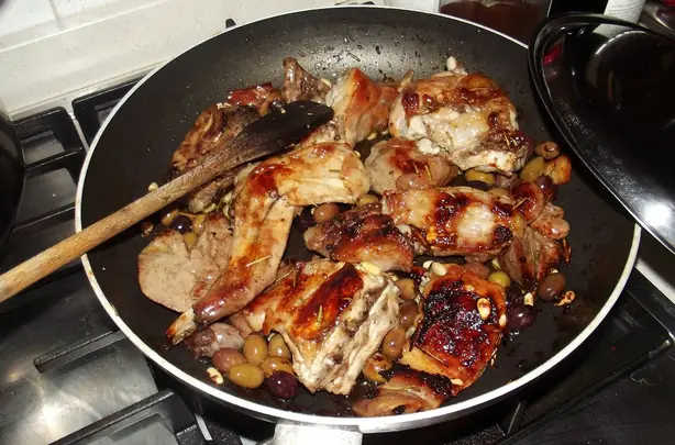 Foto von Kaninchen nach Sanremo-Art (Coniglio alla sanremese) – fertig angerichtet