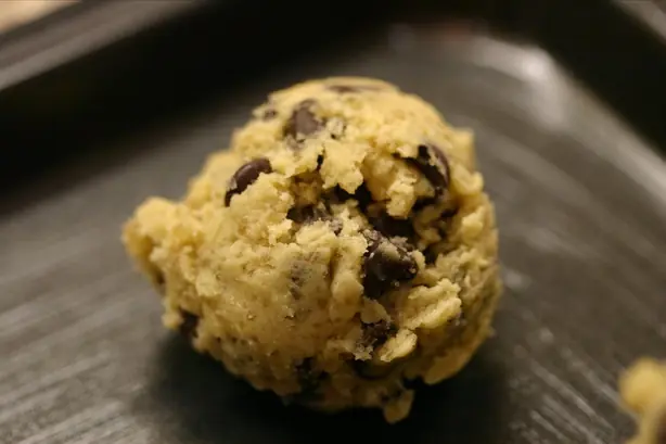 Foto von Klassischer Chocolate Chip Keksteig zum Naschen (Edible Cookie Dough) – fertig angerichtet