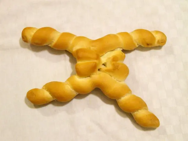 Foto von Coppia Ferrarese (Ferreser Brot) – fertig angerichtet