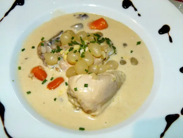 Foto von Coq au Vin (Hähnchen in Rotwein) – fertig angerichtet