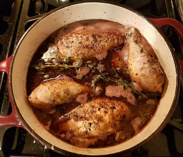 Foto von Coq au Vin (Hähnchen in Rotwein) – fertig angerichtet