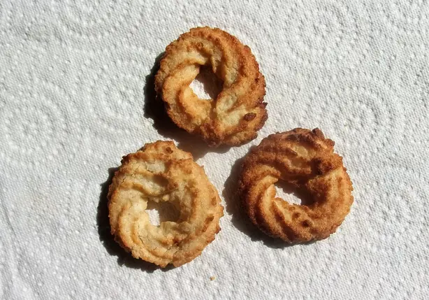 Foto von Klassische Französische Macarons mit Schokoladen-Ganache – fertig angerichtet