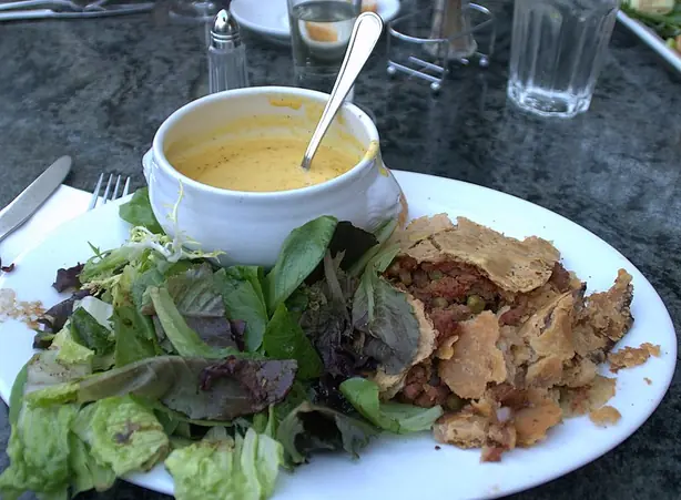 Foto von Britische Corned Beef Pie – fertig angerichtet
