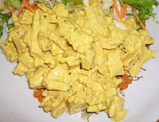 Foto von Klassisches Krönungshähnchen (Coronation Chicken) – fertig angerichtet