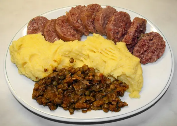 Foto von Cotechino Modena – Traditionelle italienische Kochwurst – fertig angerichtet
