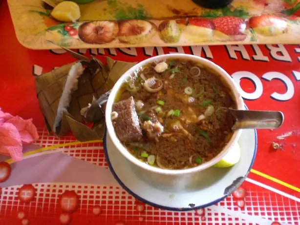 Foto von Coto Makassar (Indonesische Rindfleischsuppe) – fertig angerichtet