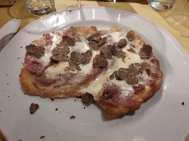 Foto von Cotoletta alla bolognese (Petroniana) – fertig angerichtet