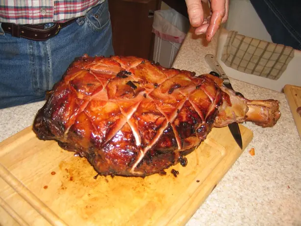 Foto von Traditioneller Southern Country Ham mit Red-Eye Gravy – fertig angerichtet