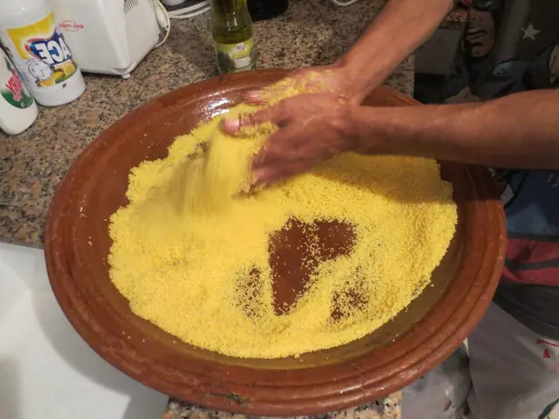 Foto von Traditioneller Maghrebinischer Couscous – fertig angerichtet