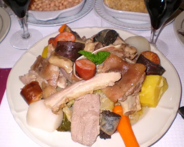 Foto von Cozido à Portuguesa – fertig angerichtet