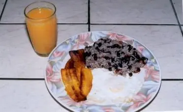 Foto von Authentisches Gallo Pinto – fertig angerichtet