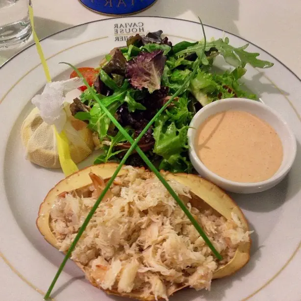 Foto von Klassische Dressed Crab (Gefüllte Krabbe) – fertig angerichtet